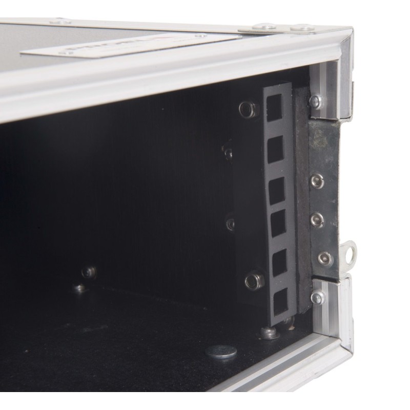 Flight case profissional 2U de 19”, 25 cm de profundidade útil.
